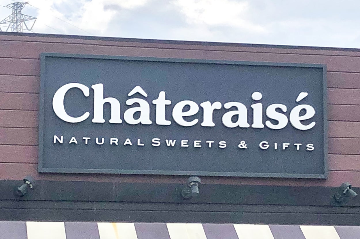 シャトレーゼの店舗看板が見える。看板には「Châteraisé NATURAL SWEETS & GIFTS」と書かれている。