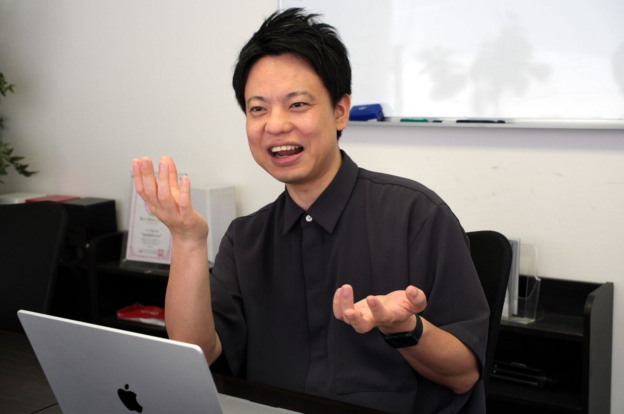 インタビューに応じるドリコス代表取締役の竹康宏さん