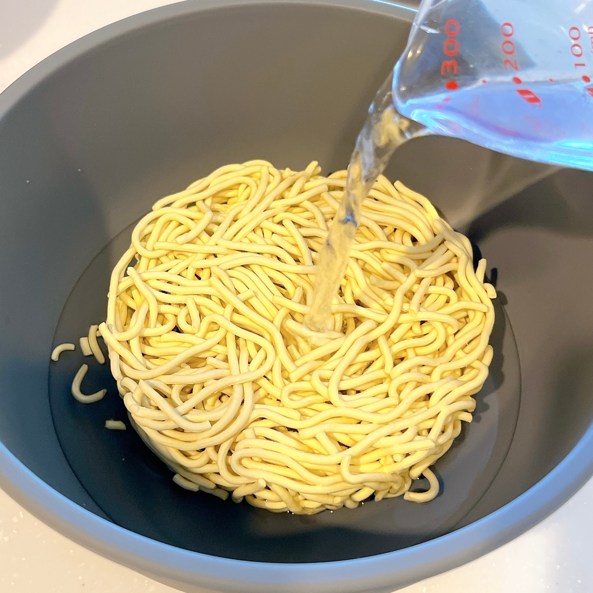 NITORI(ニトリ)の「1台5役 レンジもオーブンも使えるシリコーン土鍋風ポット ザル付き」
