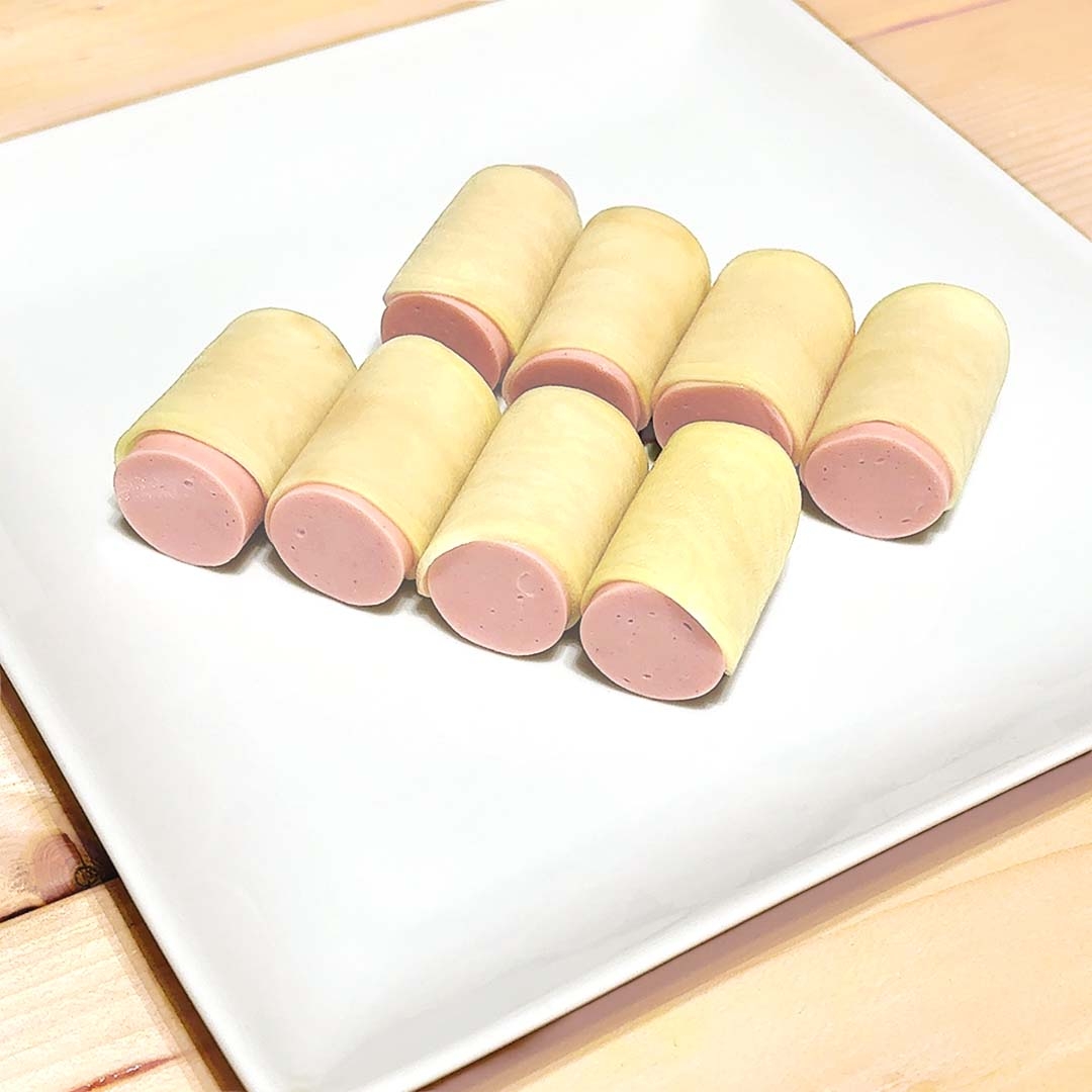 お皿の上に並べられた小さなロールが8つ置かれています。