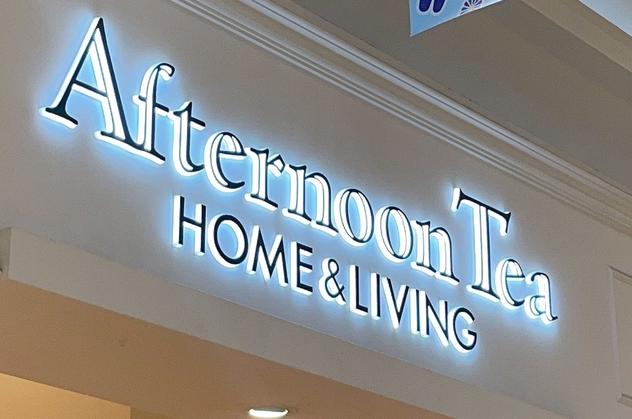 アフタヌーンティー ホーム&リビングの店舗看板。天井にサマーセールの告知が見える。