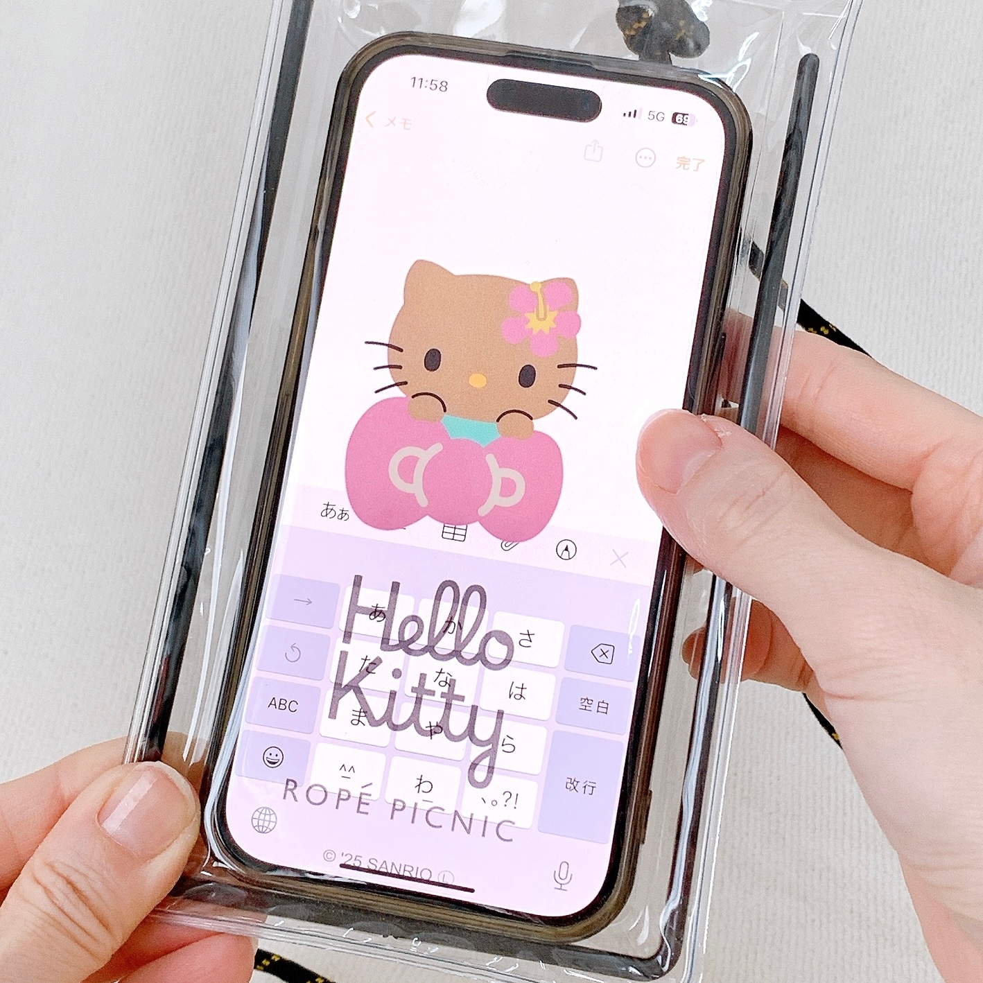 ROPÉ PICNIC(ロペピクニック)「【ROPE' PICNIC×ハローキティ コラボ】日焼けハローキティ 防水スマホショルダーケース」