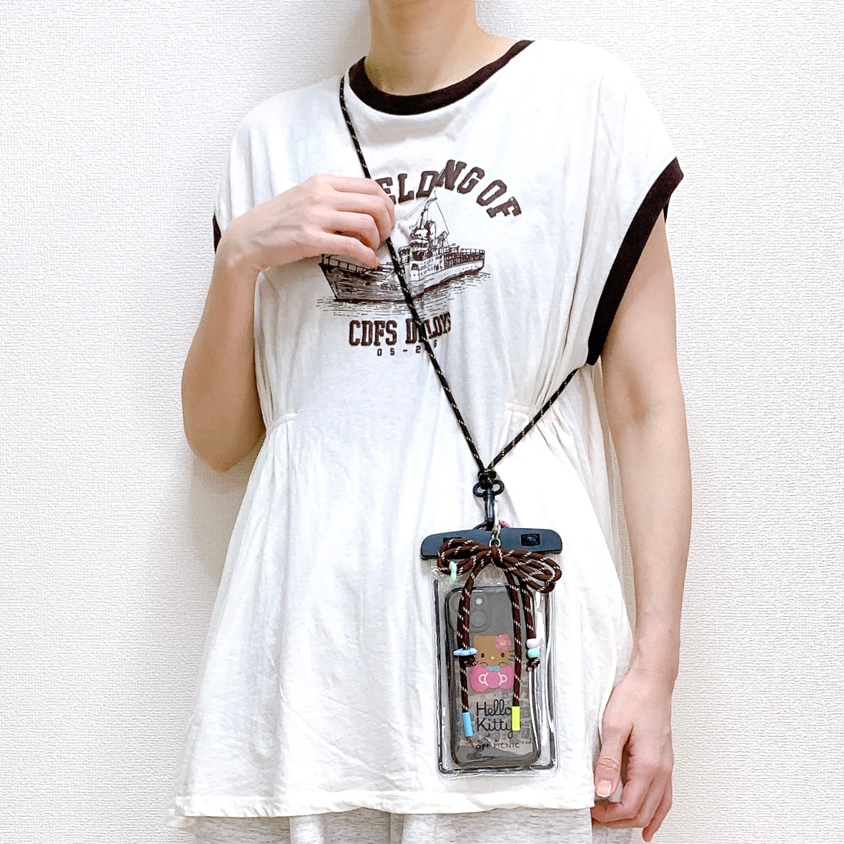 ROPÉ PICNIC(ロペピクニック)「【ROPE' PICNIC×ハローキティ コラボ】日焼けハローキティ 防水スマホショルダーケース」