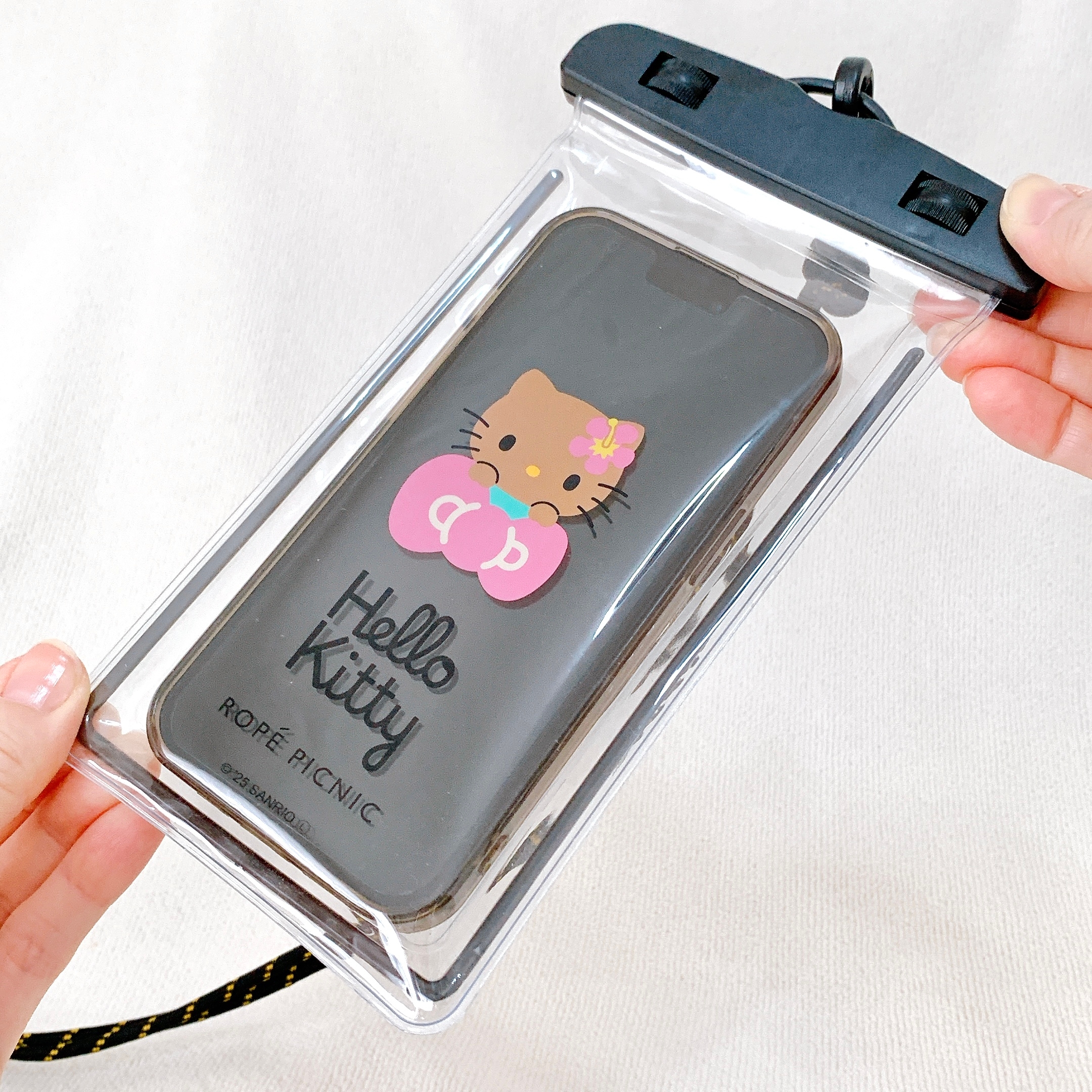 ROPÉ PICNIC(ロペピクニック)「【ROPE' PICNIC×ハローキティ コラボ】日焼けハローキティ 防水スマホショルダーケース」