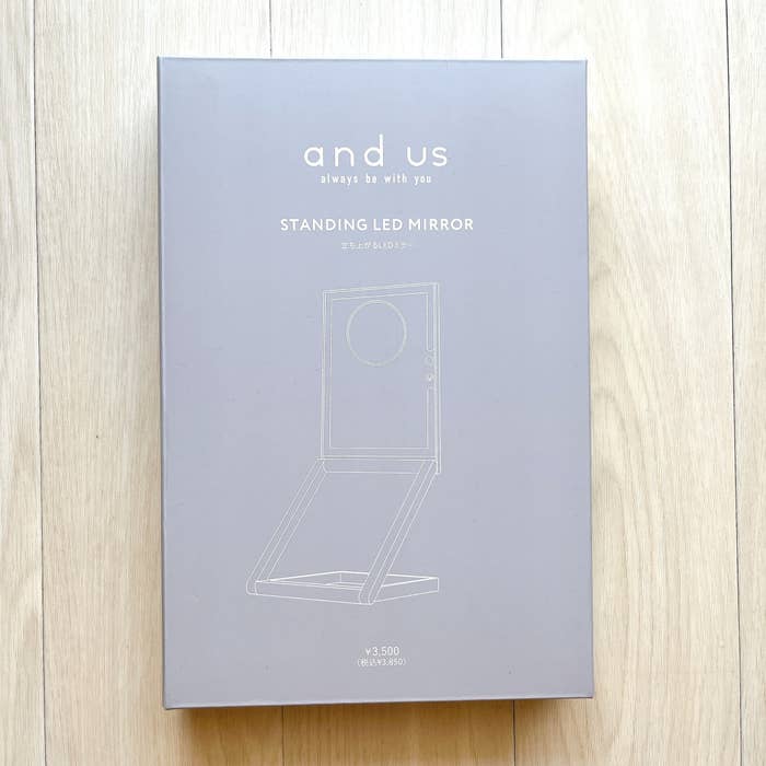 3COINSの「立ち上がるLEDミラー/and us」