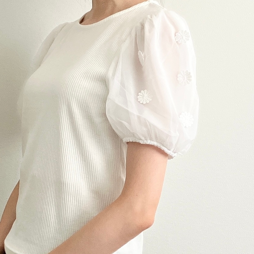 Honeys(ハニーズ)の「花モチーフ付トップス」