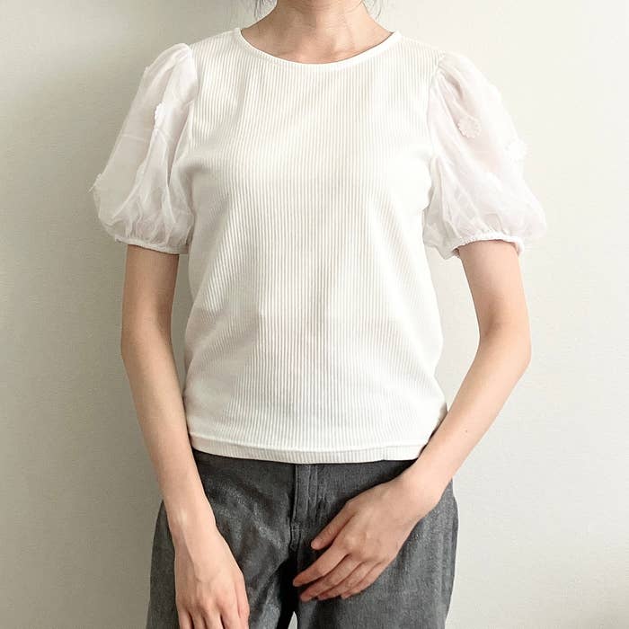 Honeys(ハニーズ)の「花モチーフ付トップス」
