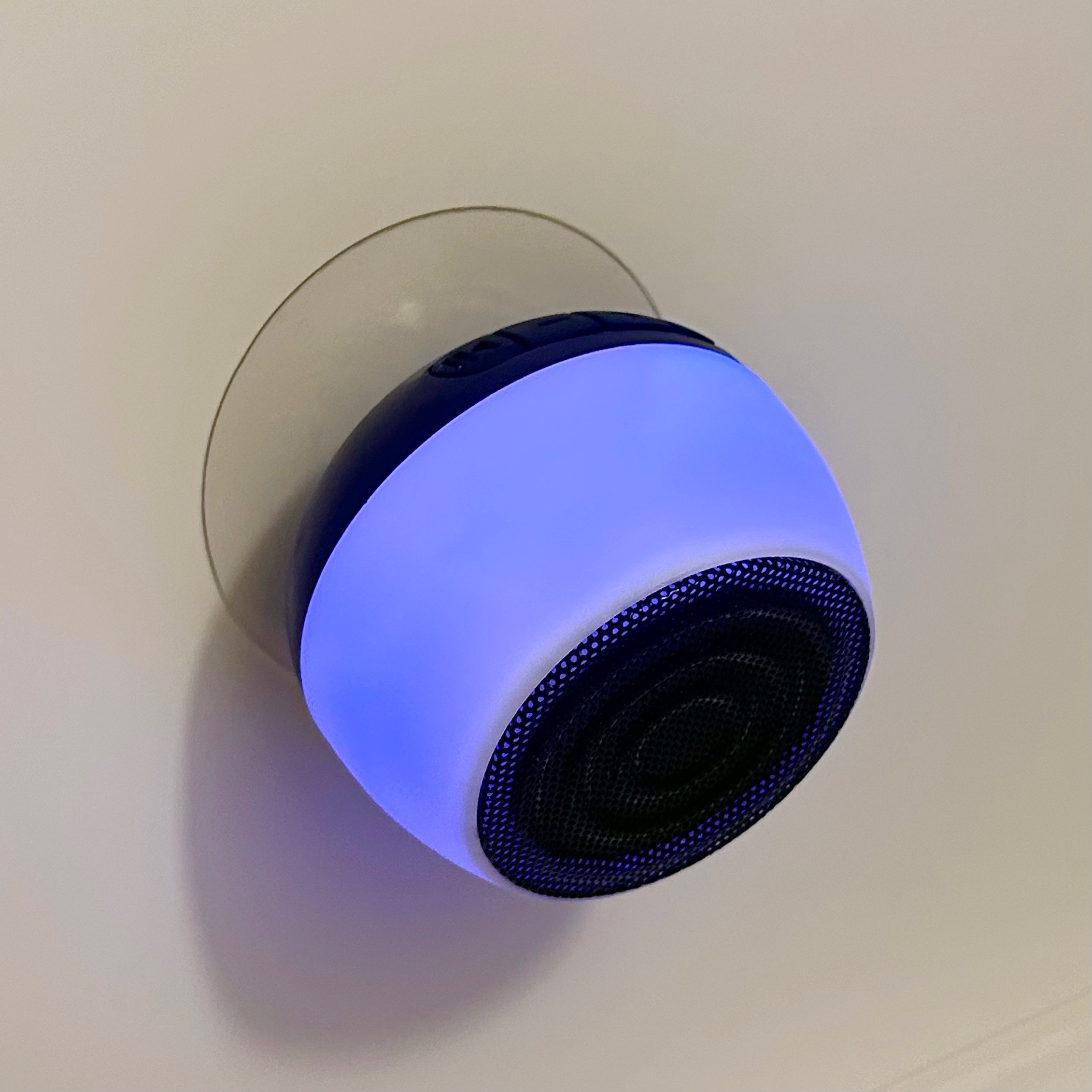 DAISO(ダイソー)の「グラデーションライト付きBluetootスピーカー」