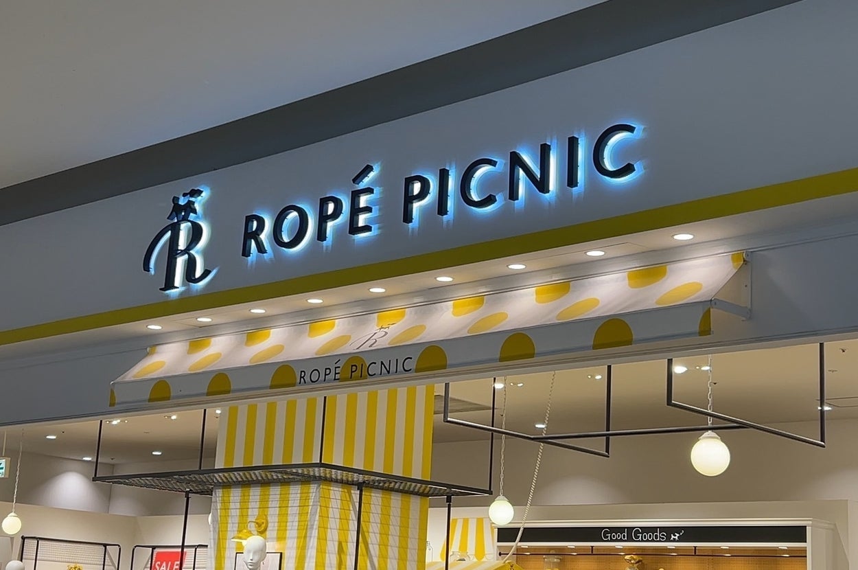 ショップの外観に「ROPE PICNIC」のサイン。明るいディスプレイと衣類が見える。