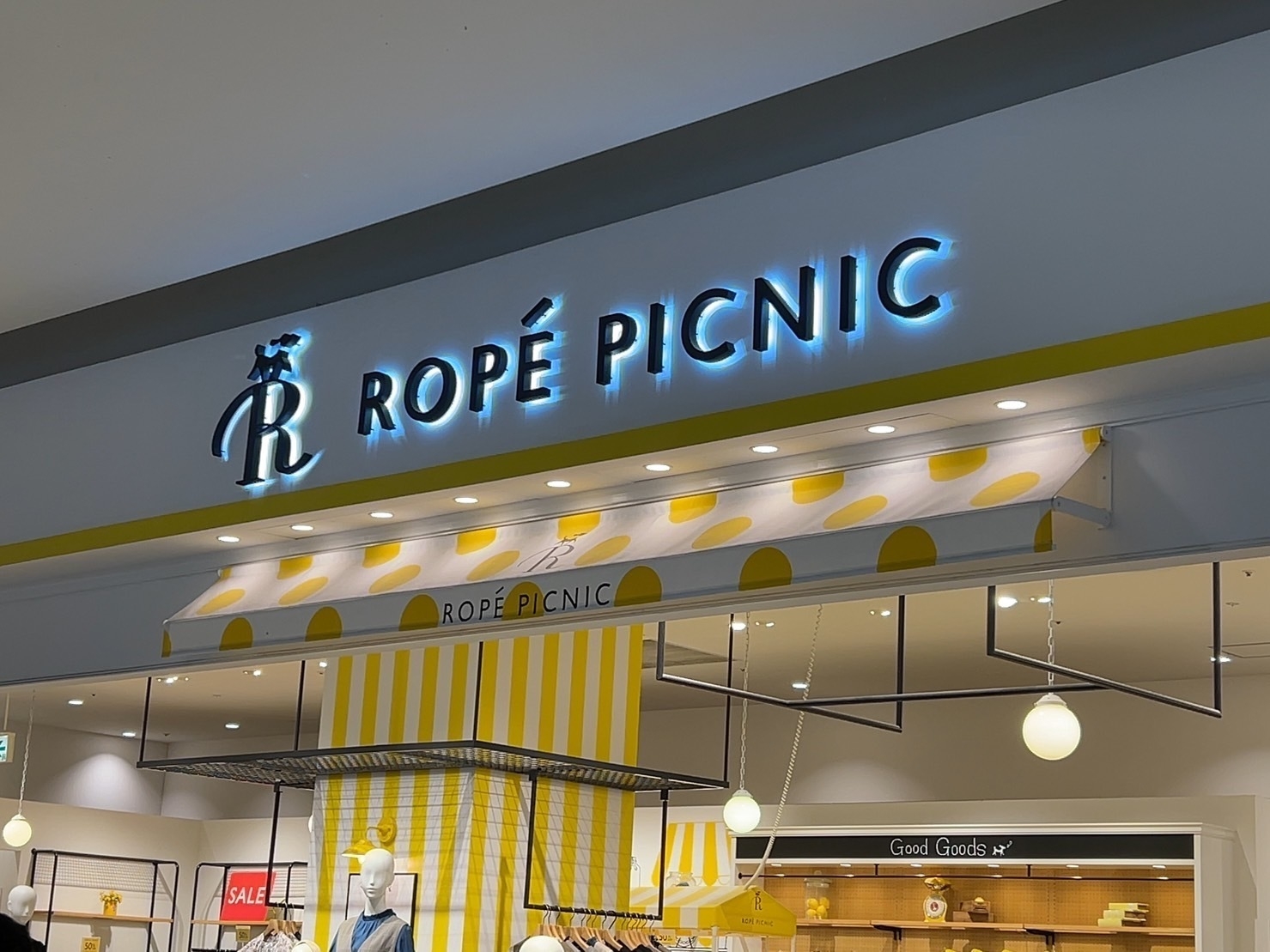 Ropé Picnicの店舗入口。ブランドロゴが上部に展示され、セールの看板が左側に見える。