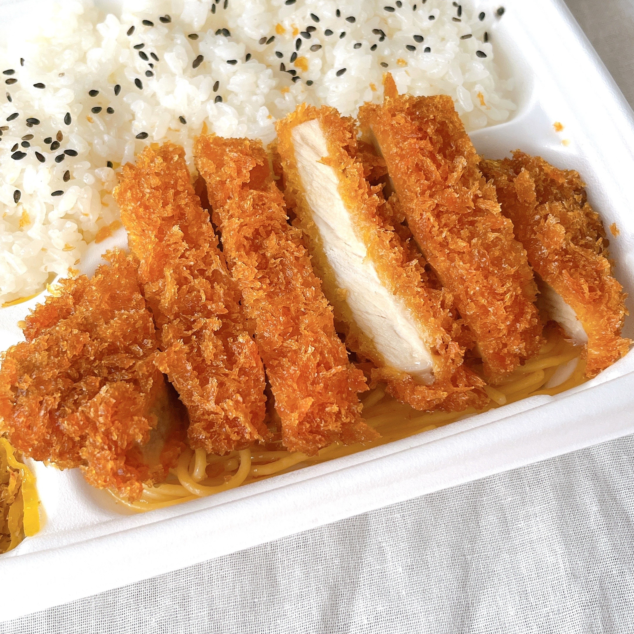 ファミリーマートの「肉の旨味感じるとんかつ弁当(特製ソース付)」