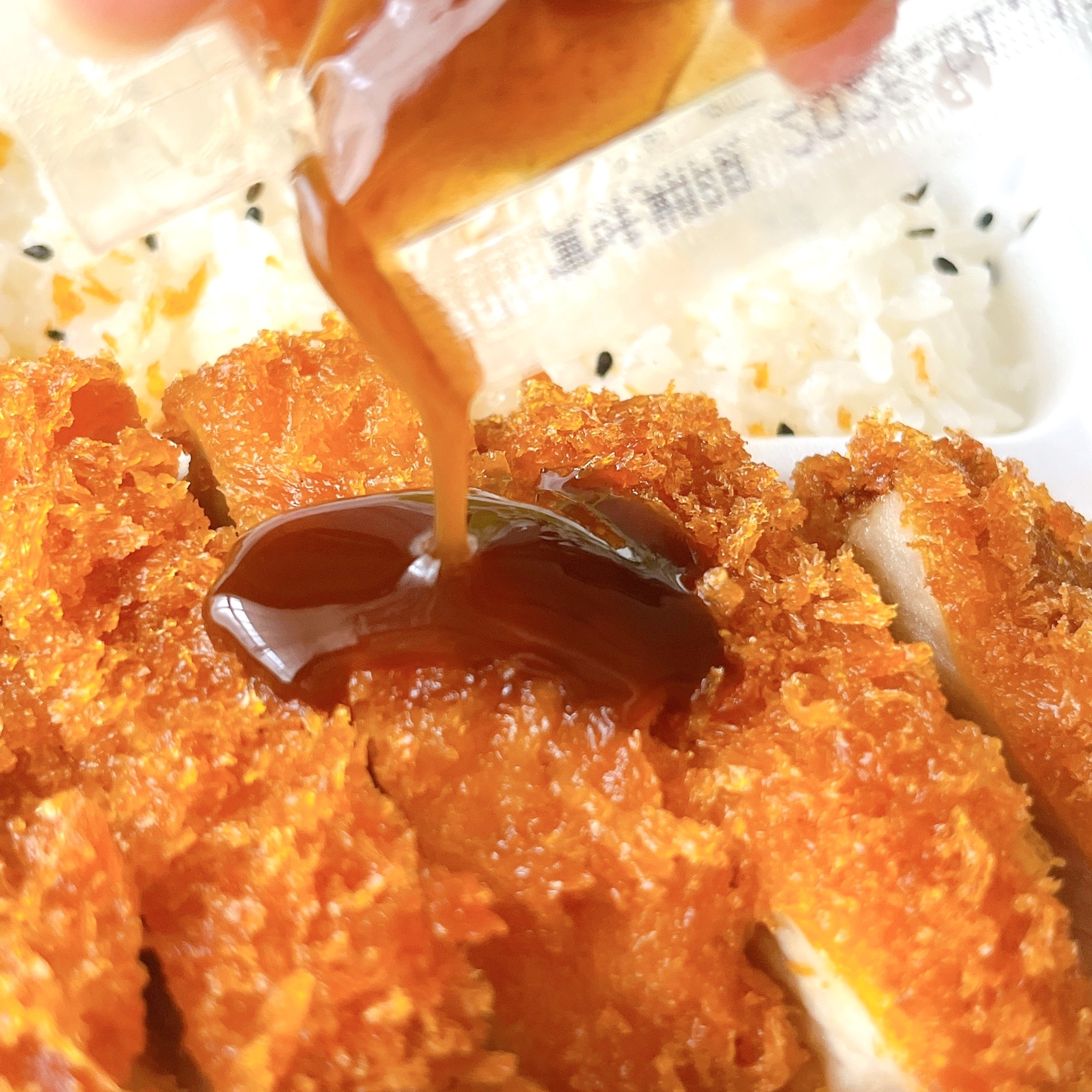 ファミリーマートの「肉の旨味感じるとんかつ弁当(特製ソース付)」