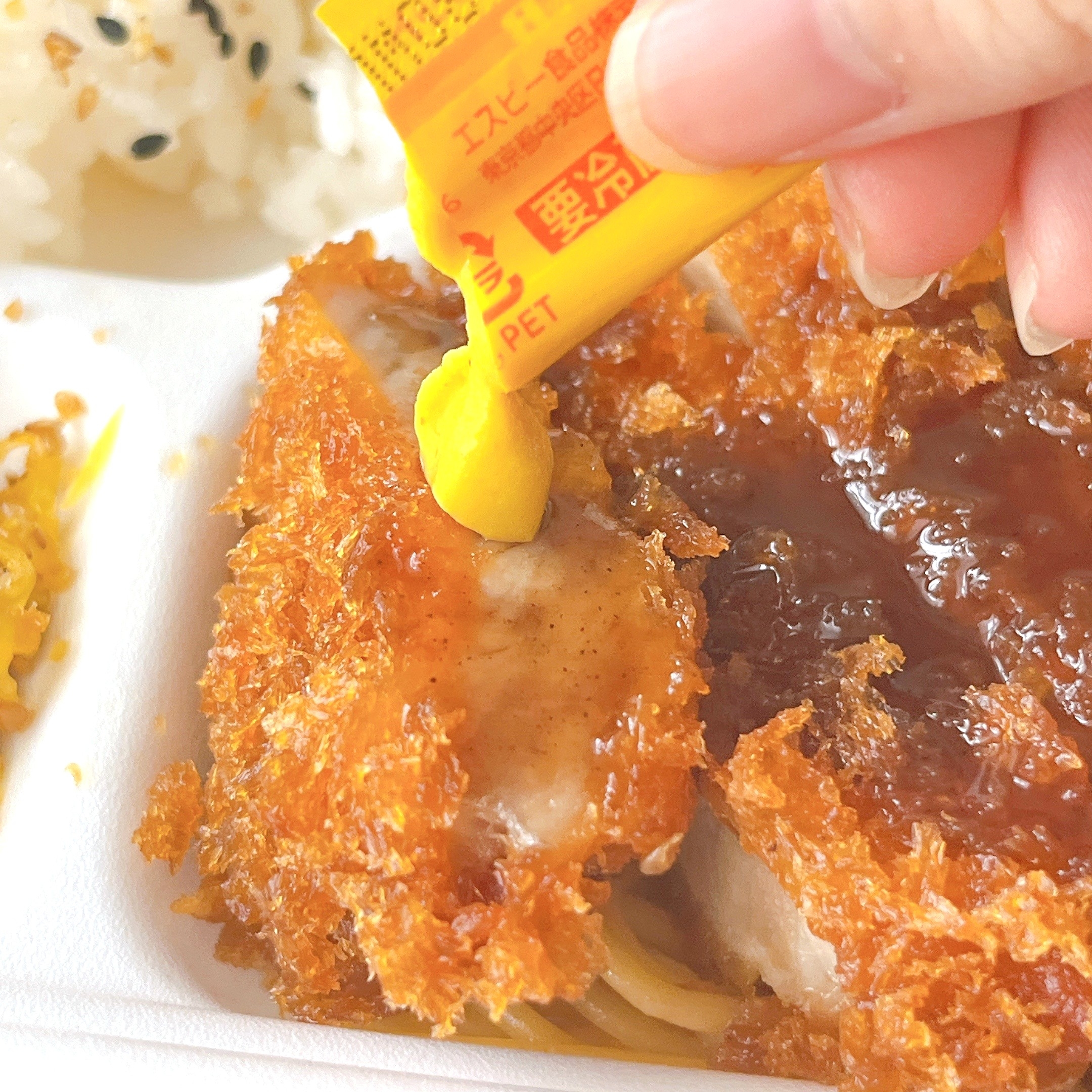 ファミリーマートの「肉の旨味感じるとんかつ弁当(特製ソース付)」
