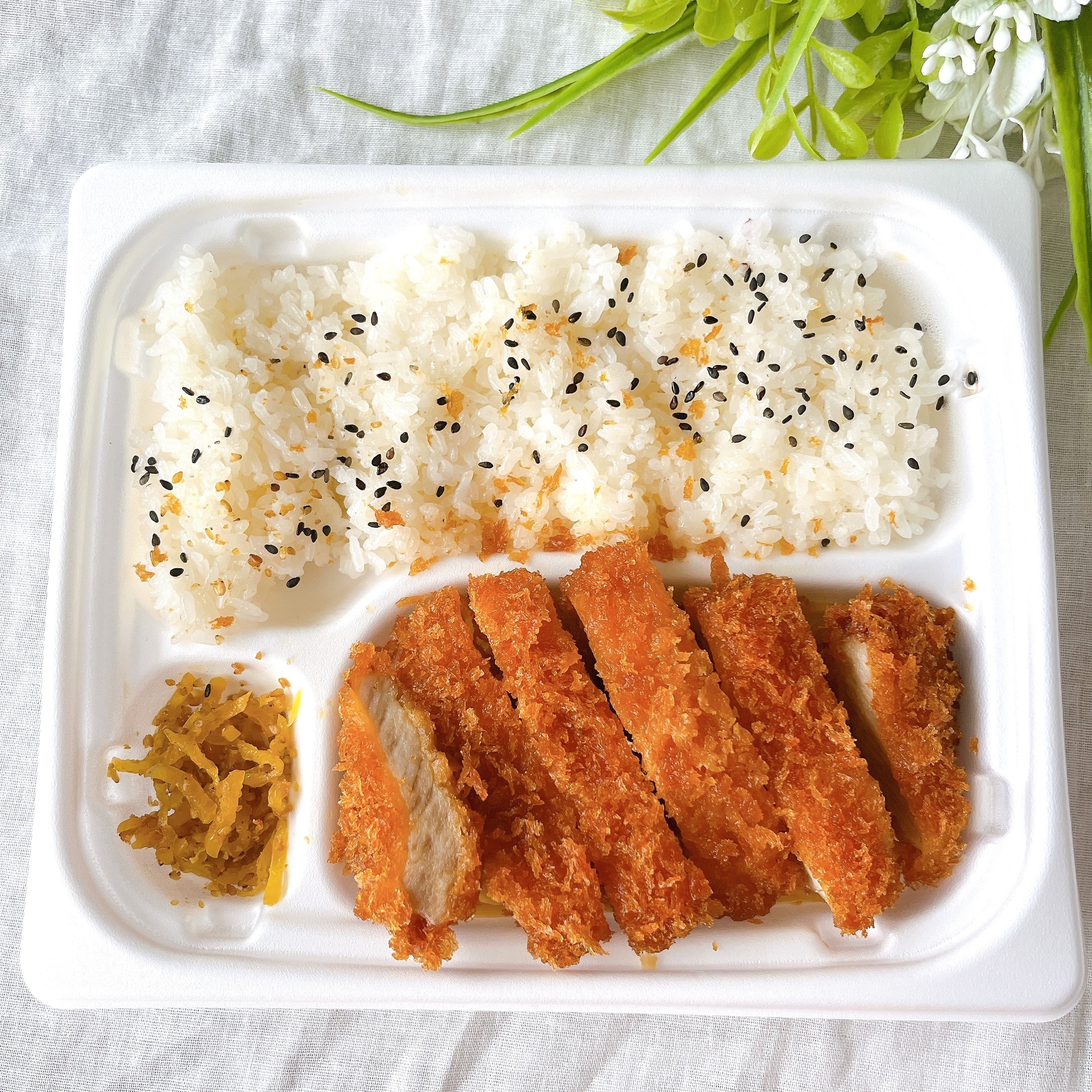 ファミリーマートの「肉の旨味感じるとんかつ弁当(特製ソース付)」