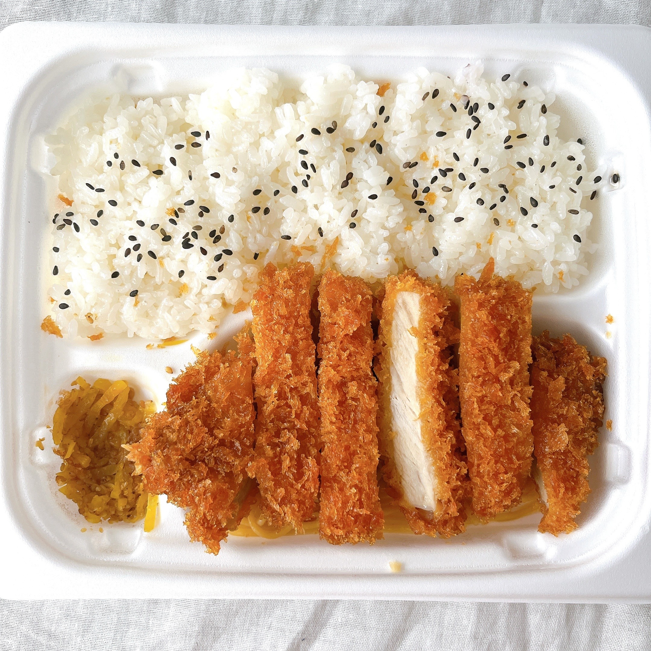 ファミリーマートの「肉の旨味感じるとんかつ弁当(特製ソース付)」