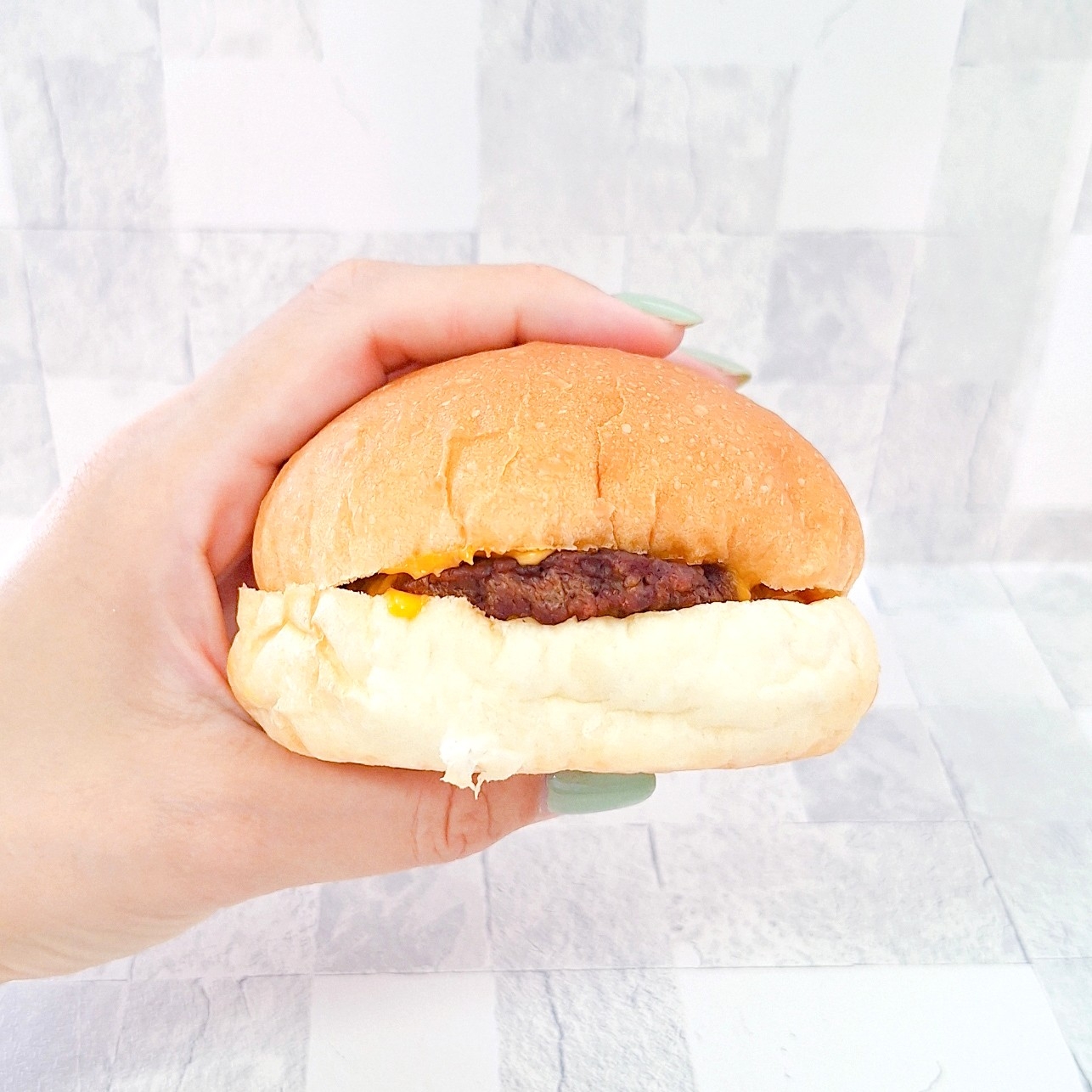 ファミリーマート「チーズバーガー」