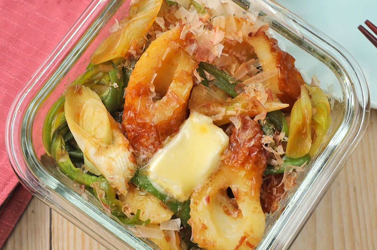 料理の写真。ガラス容器には、輪切りの野菜がバターと一緒に盛り付けられている。