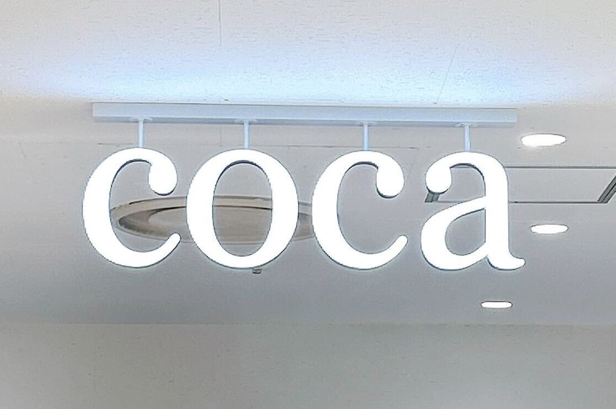 coca(コカ)の看板