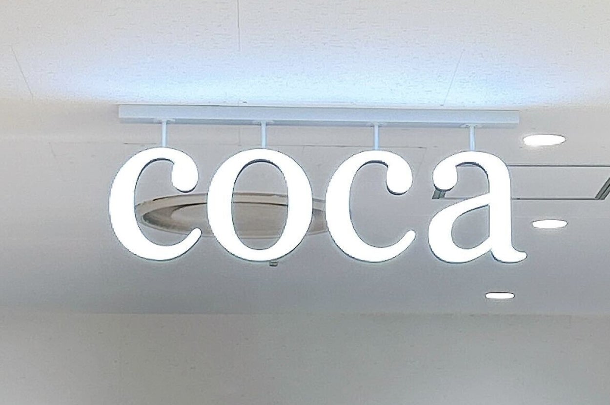 coca(コカ)の看板