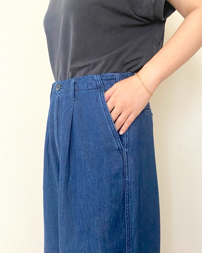 無印良品の「婦人 ライトオンスデニム タックワイドパンツ」