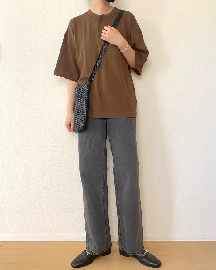 GUの「ボクシーヘンリーネックT(5分袖)」