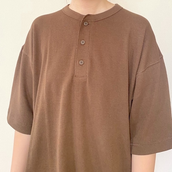 GUの「ボクシーヘンリーネックT(5分袖)」