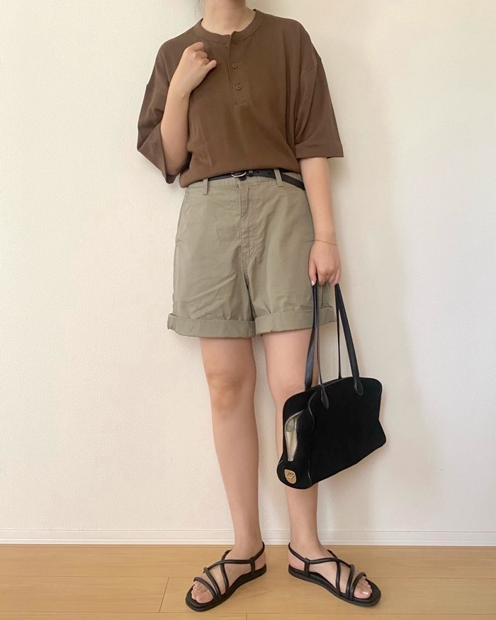 GUの「ボクシーヘンリーネックT(5分袖)」