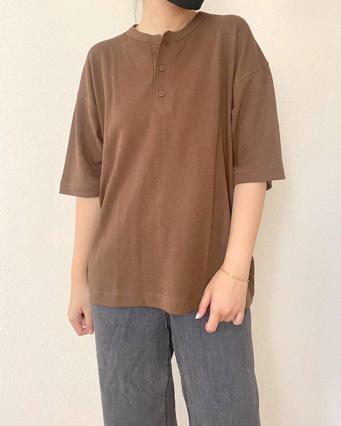 GUの「ボクシーヘンリーネックT(5分袖)」