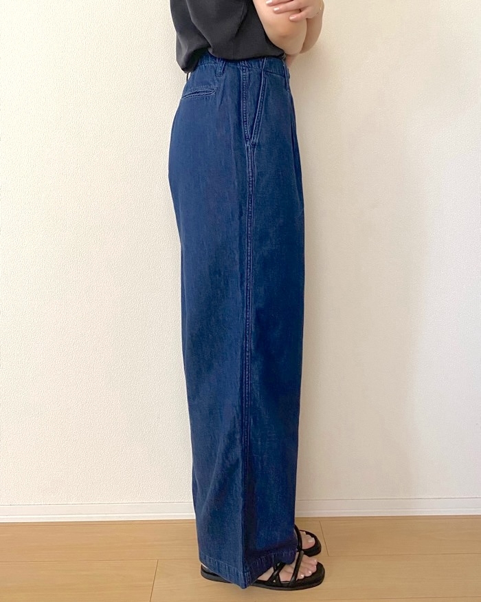 無印良品の「婦人 ライトオンスデニム タックワイドパンツ」