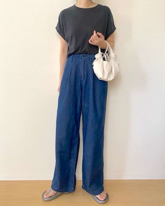 無印良品の「婦人 ライトオンスデニム タックワイドパンツ」