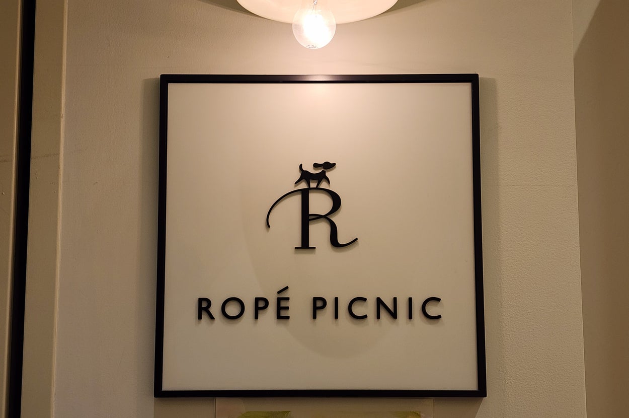 照明の下にある「ROPÉ PICNIC」のサインです。