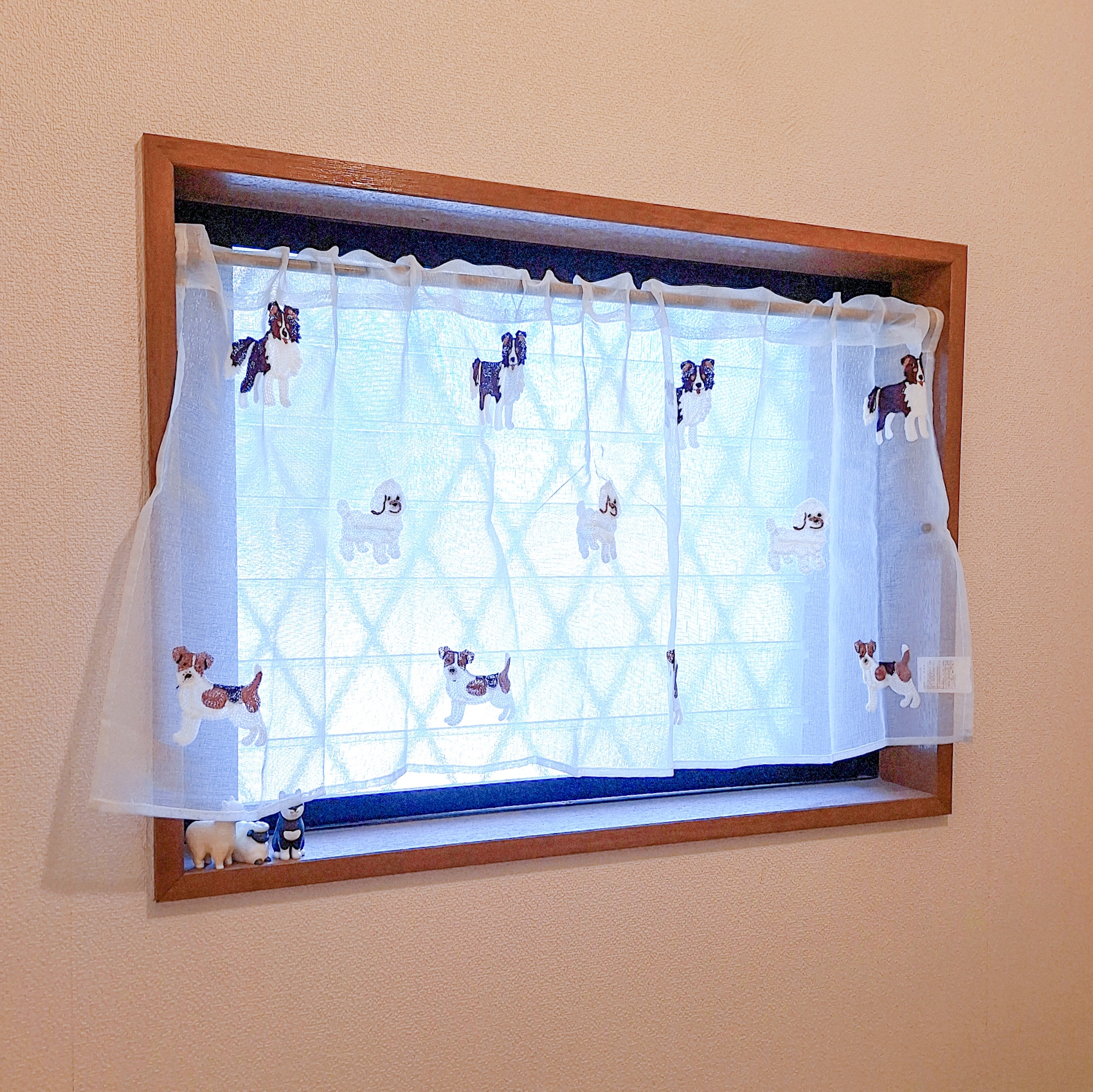 3COINS「刺繍カフェカーテン犬柄:45×105cm」