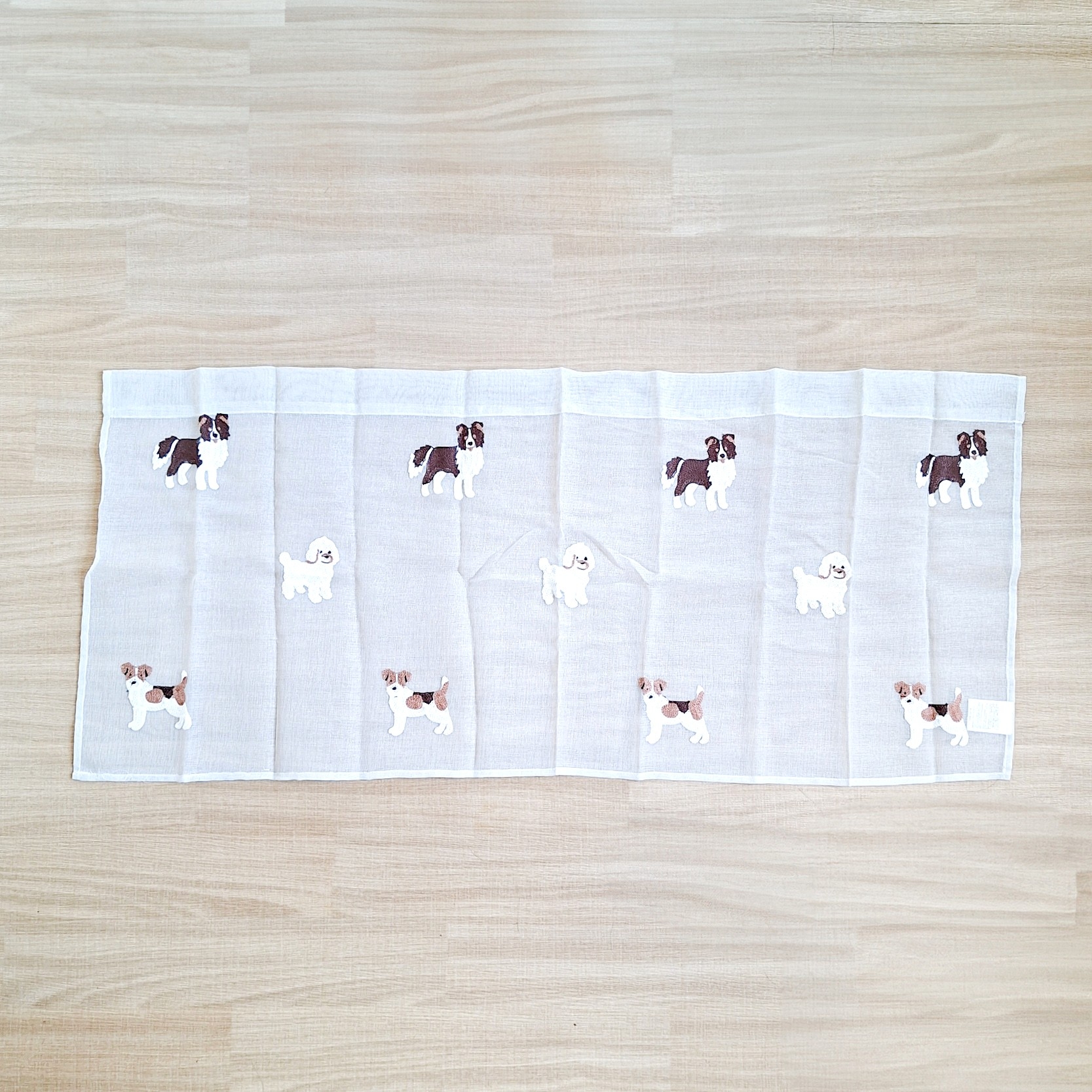 3COINS「刺繍カフェカーテン犬柄:45×105cm」