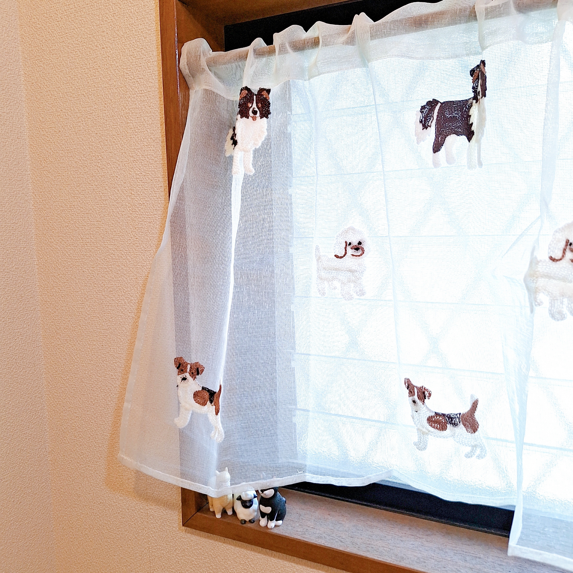 3COINS「刺繍カフェカーテン犬柄:45×105cm」