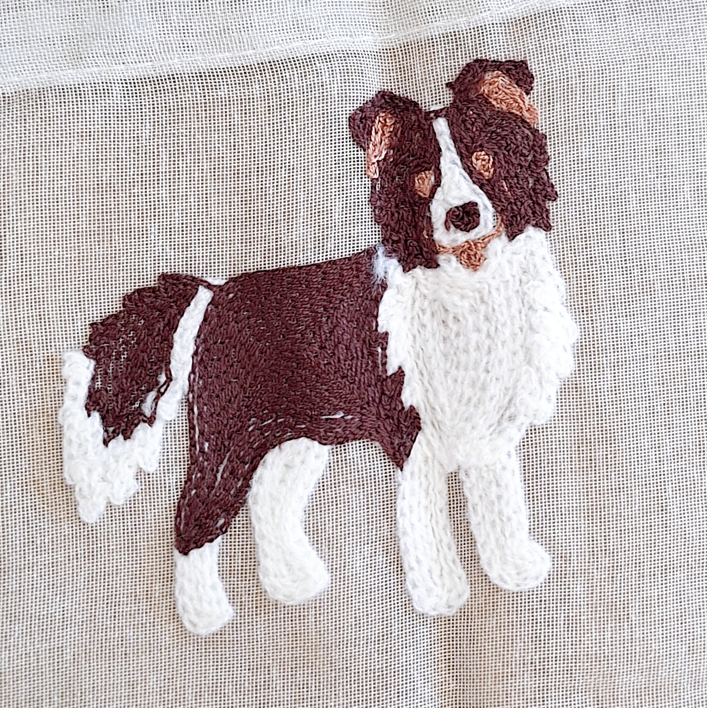 3COINS「刺繍カフェカーテン犬柄:45×105cm」