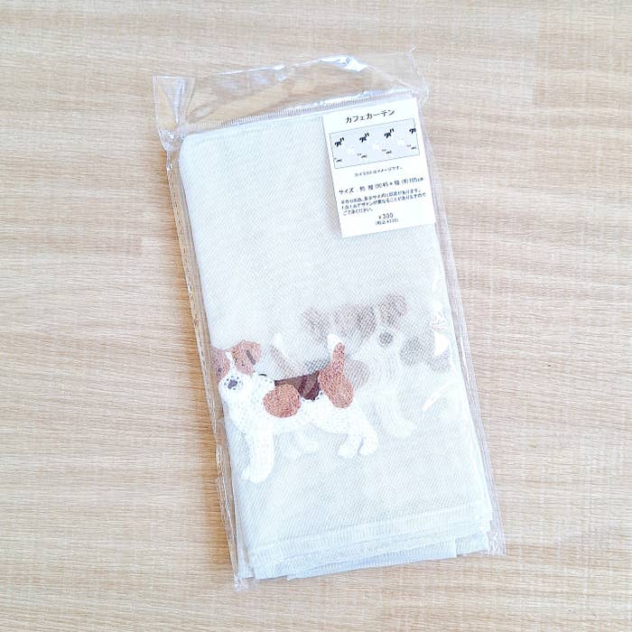 3COINS「刺繍カフェカーテン犬柄:45×105cm」
