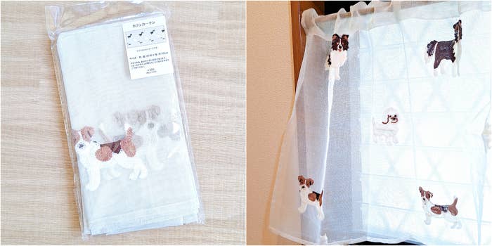 3COINS「刺繍カフェカーテン犬柄:45×105cm」
