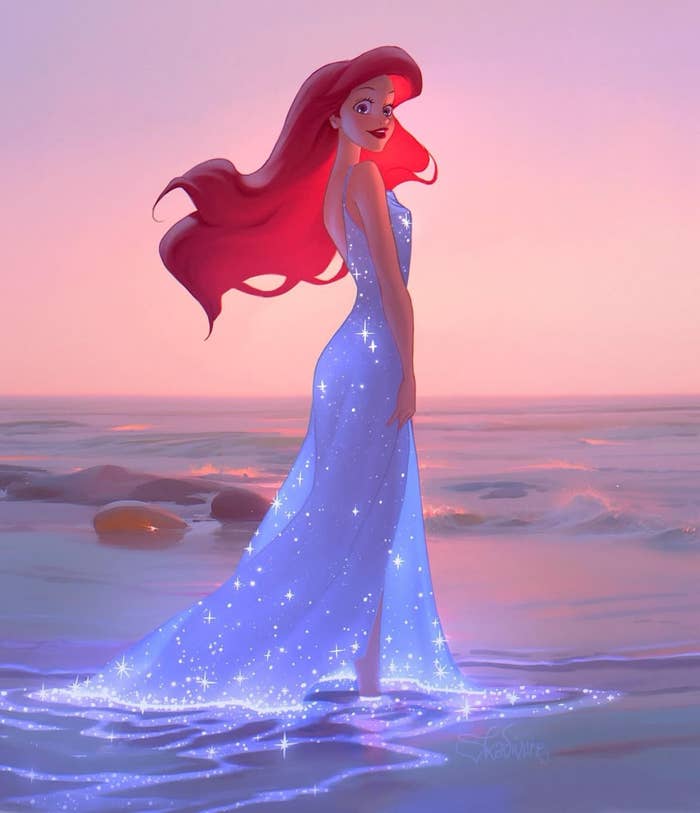 Ariel, la sirena, en la orilla del mar al atardecer, lleva un vestido largo y brillante con destellos, mirando hacia atrás
