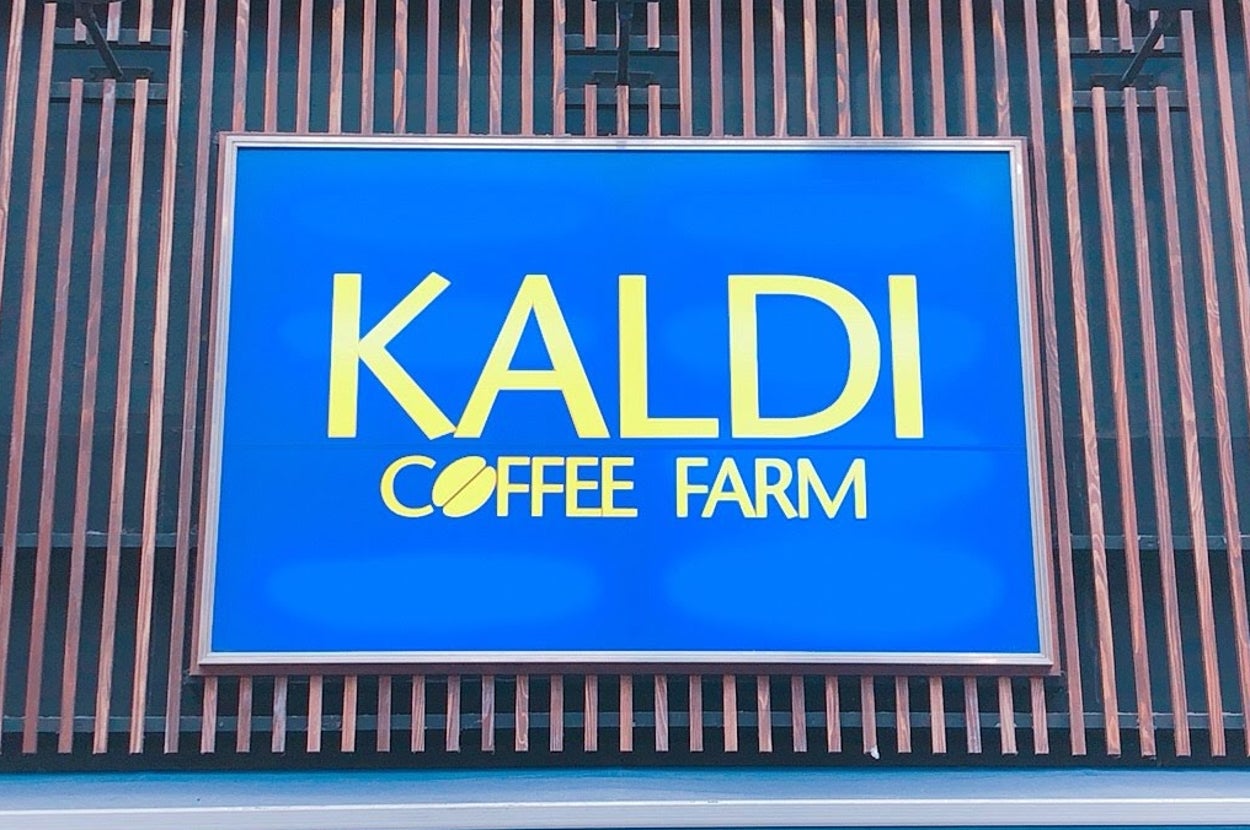 日本のショッピングモール内にあるカルディコーヒーファームの店舗外観。