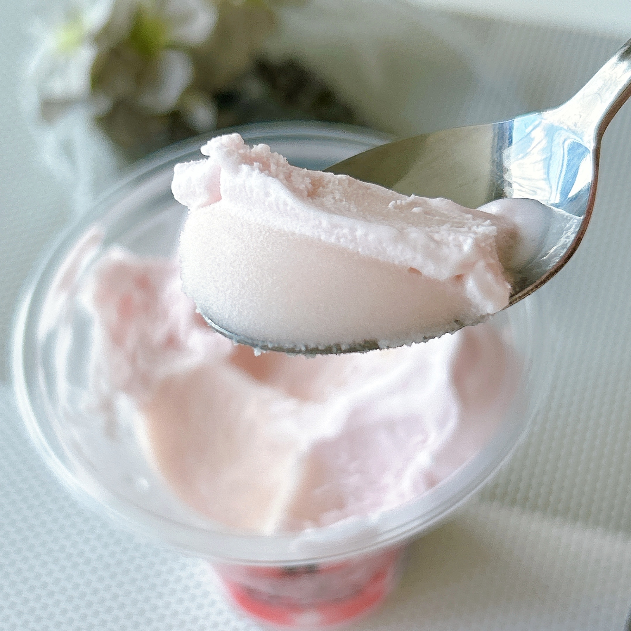 セブン-イレブンの「7プレミアム ぷるぷる食感のピーチゼリーパフェ」