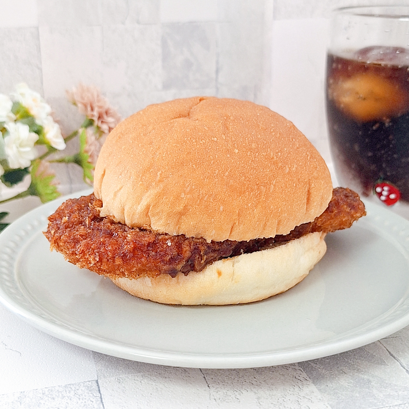 FamilyMart「はみでたチキンカツバーガー」