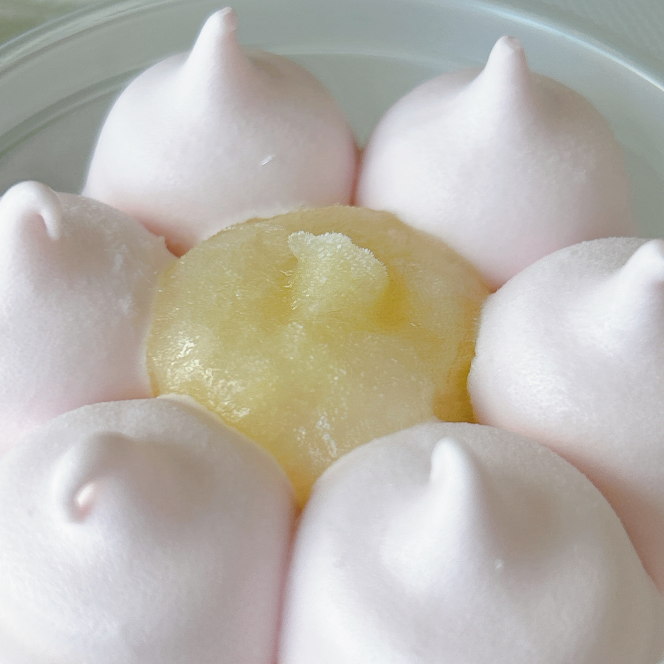 セブン-イレブンの「7プレミアム ぷるぷる食感のピーチゼリーパフェ」