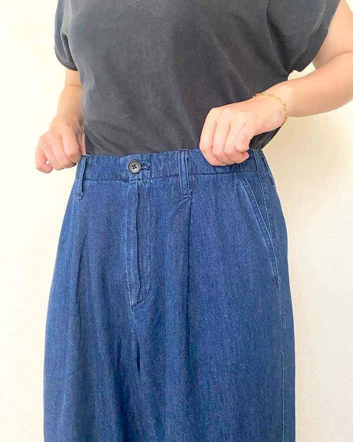 無印良品の「婦人 ライトオンスデニム タックワイドパンツ」