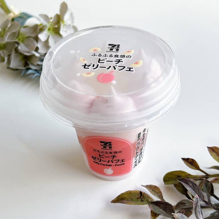 セブン-イレブンの「7プレミアム ぷるぷる食感のピーチゼリーパフェ」