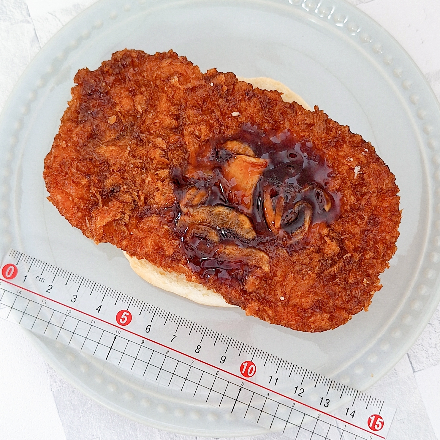 FamilyMart「はみでたチキンカツバーガー」