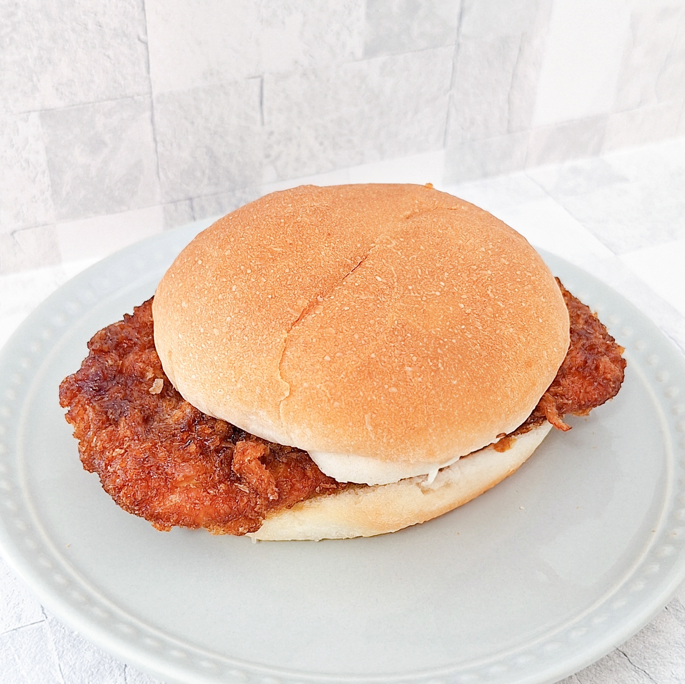 FamilyMart「はみでたチキンカツバーガー」