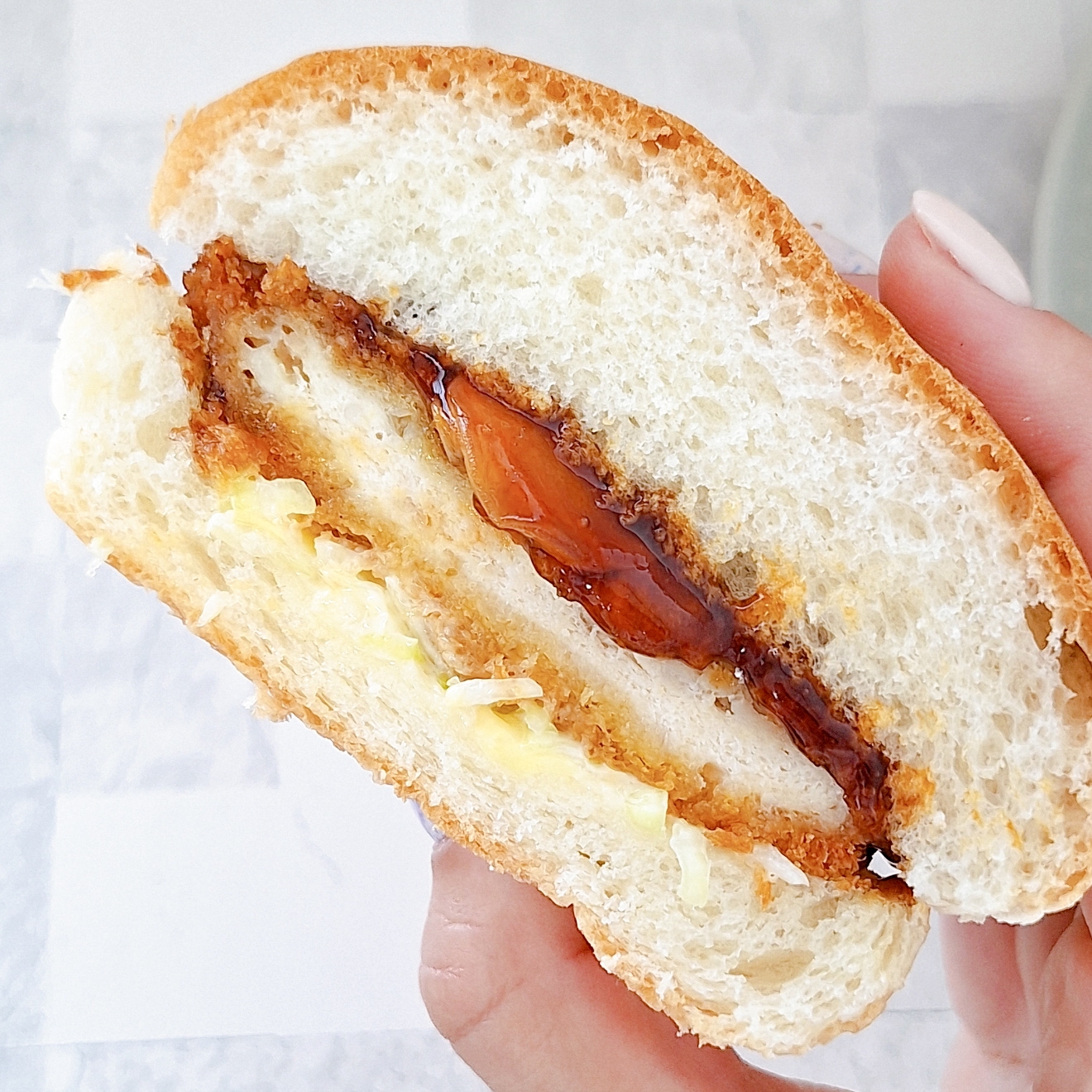 FamilyMart「はみでたチキンカツバーガー」