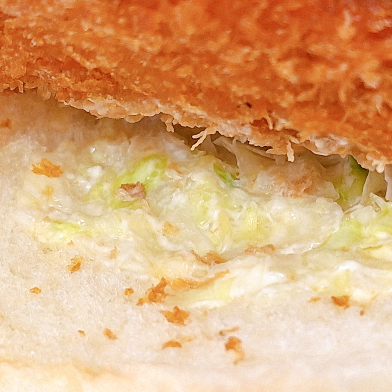 FamilyMart「はみでたチキンカツバーガー」
