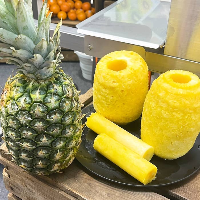 しかも仕上がりが芸術レベル!「パイナップル皮むき・芯ぬき機【超助】」