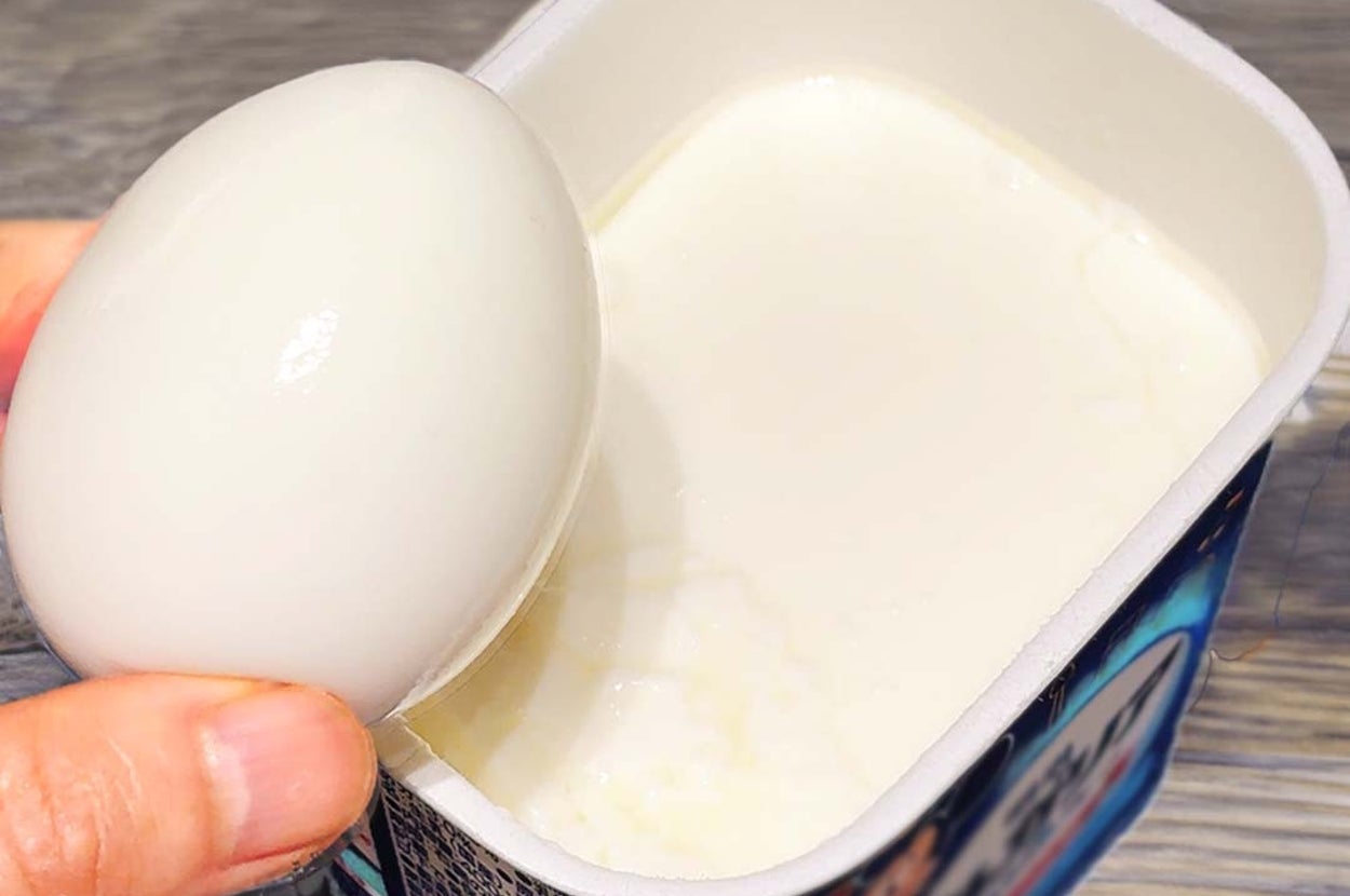 硬いゆで卵をプラスチックの容器に入れようとしている様子。